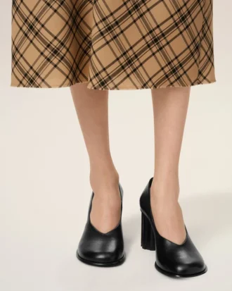 Zapatos de salón con puntera anatómica en piel negra