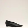 Zapatos de tacón con cuña y punta afilada de piel de cordero negra Zapatos de tacón con cuña y punta afilada de piel de cordero negra