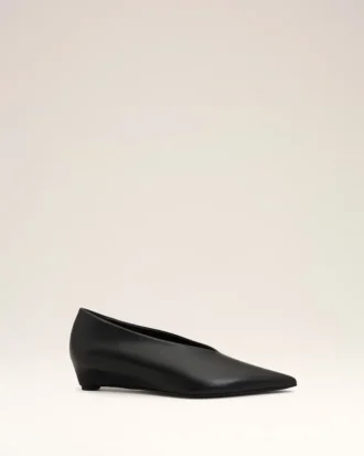 Zapatos de tacón con cuña y punta afilada de piel de cordero negra