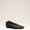 Zapatos de tacón con cuña y punta afilada de piel de cordero negra Zapatos de tacón con cuña y punta afilada de piel de cordero negra