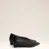 Zapatos de tacón con cuña y punta afilada de piel de cordero negra Zapatos de tacón con cuña y punta afilada de piel de cordero negra