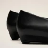 Zapatos de tacón con cuña y punta afilada de piel de cordero negra Zapatos de tacón con cuña y punta afilada de piel de cordero negra